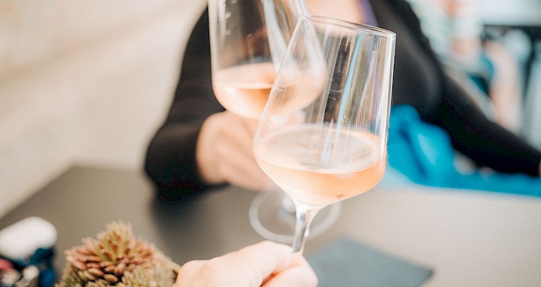 Mit Rosé anstossen in der Krone Aarberg