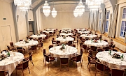 Kronensaal mit runden Banketttischen