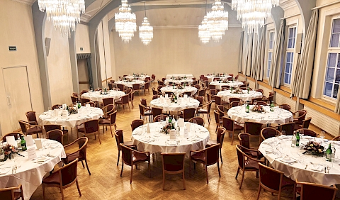 Kronensaal mit runden Banketttischen
