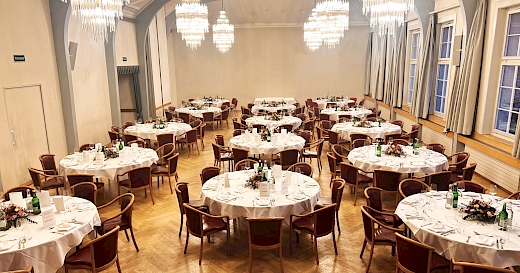 Kronensaal mit runden Banketttischen