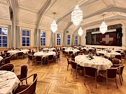 Kronensaal mit runden Banketttischen