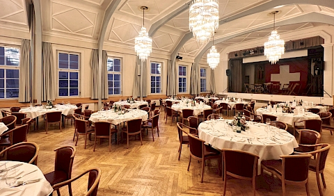 Kronensaal mit runden Banketttischen